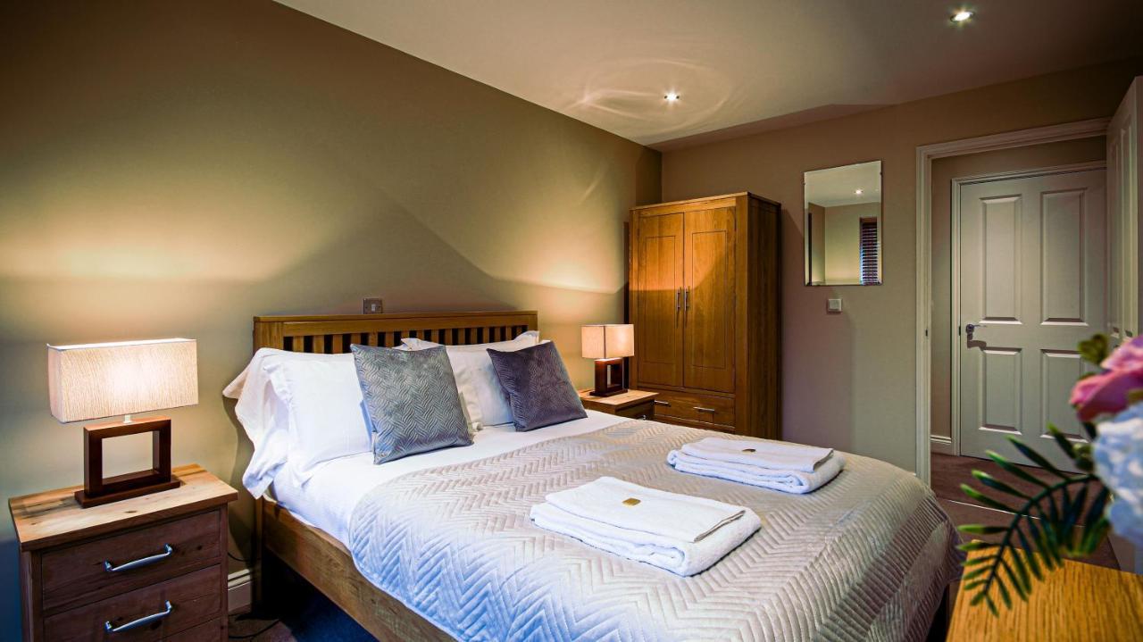 Superb City Center 1 Or 2 Bedroom Apts King Bed เซาธ์แธมป์ตัน ภายนอก รูปภาพ