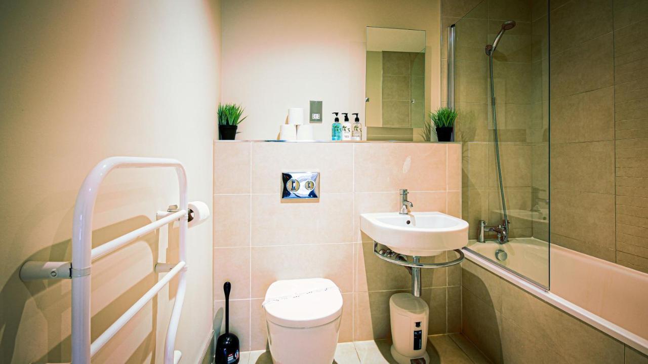 Superb City Center 1 Or 2 Bedroom Apts King Bed เซาธ์แธมป์ตัน ภายนอก รูปภาพ