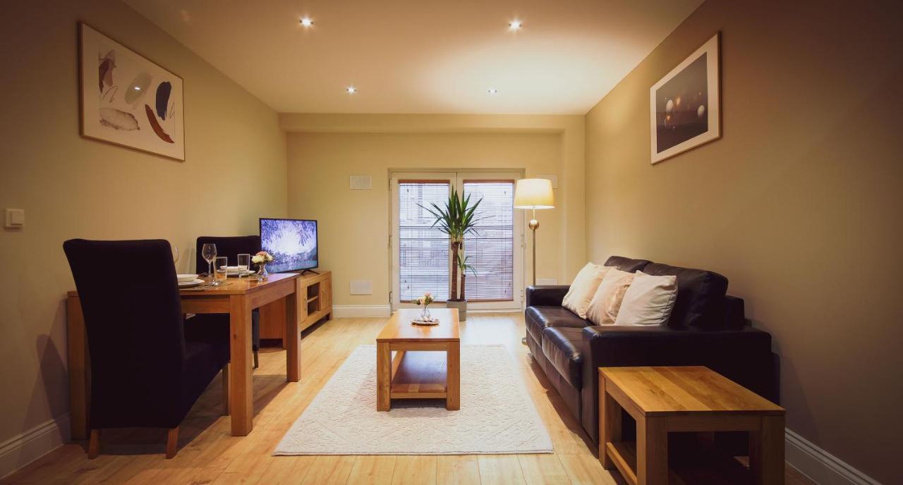 Superb City Center 1 Or 2 Bedroom Apts King Bed เซาธ์แธมป์ตัน ภายนอก รูปภาพ