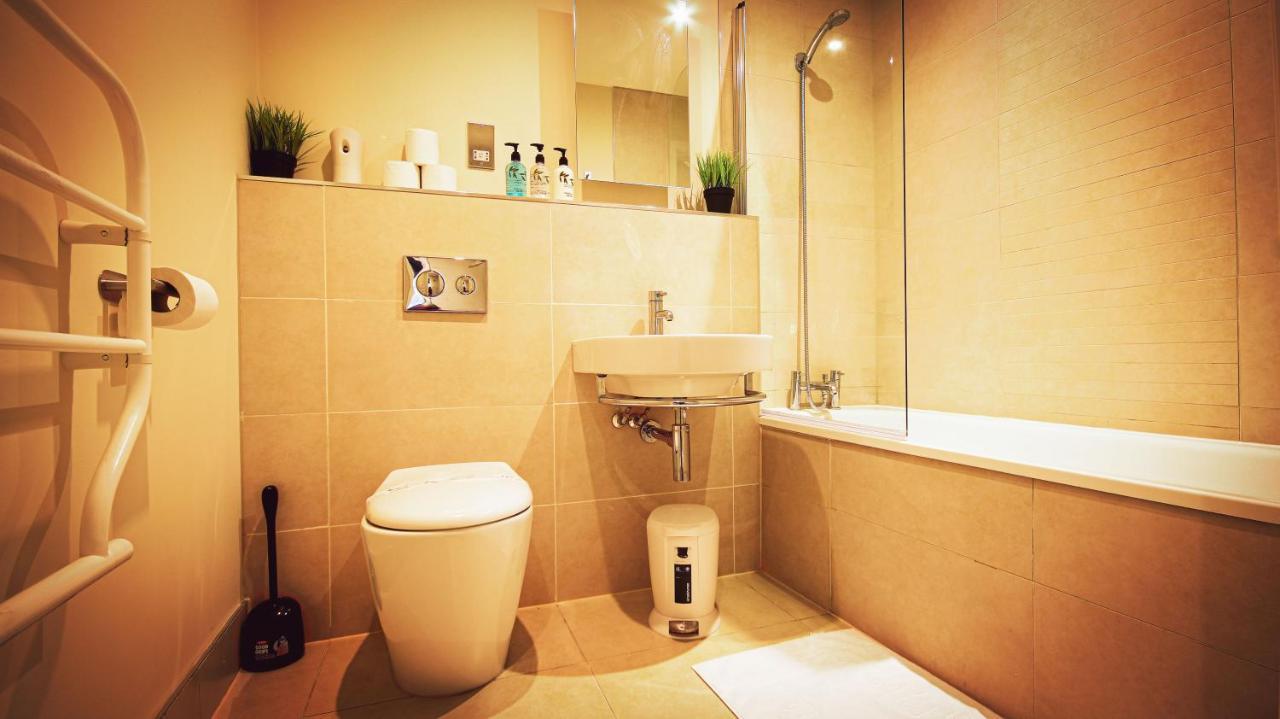 Superb City Center 1 Or 2 Bedroom Apts King Bed เซาธ์แธมป์ตัน ภายนอก รูปภาพ